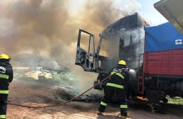 Villa Ángela: Los bomberos lograron sofocar el fuego que consumía a un camión
