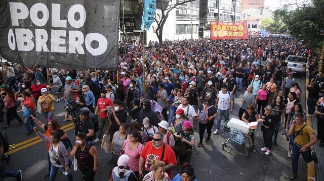 Las organizaciones sociales marcharon sin cortar la 9 de Julio, en el estreno del Protocolo Antipiquetes