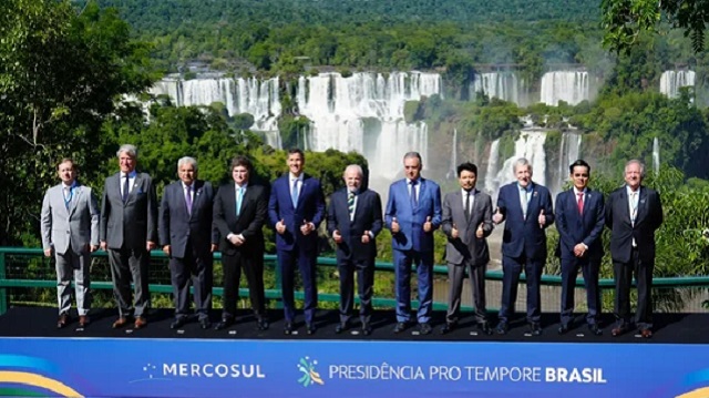 Cumbre del Mercosur: un tanto distante, Milei pos&oacute; para la foto familiar con las Cataratas de fondo