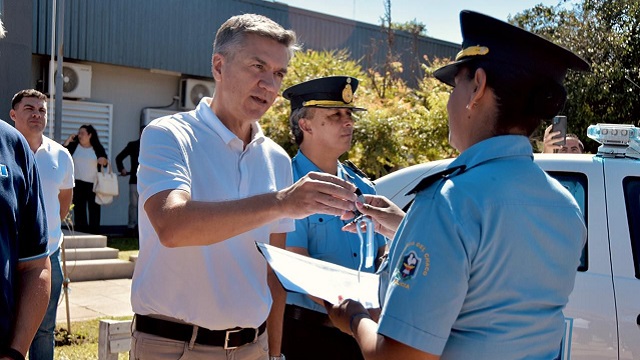 Vedia: El Gobernador Zdero entreg&oacute; m&oacute;viles Policiales, equipamiento de Seguridad y T&iacute;tulos de Tierras  