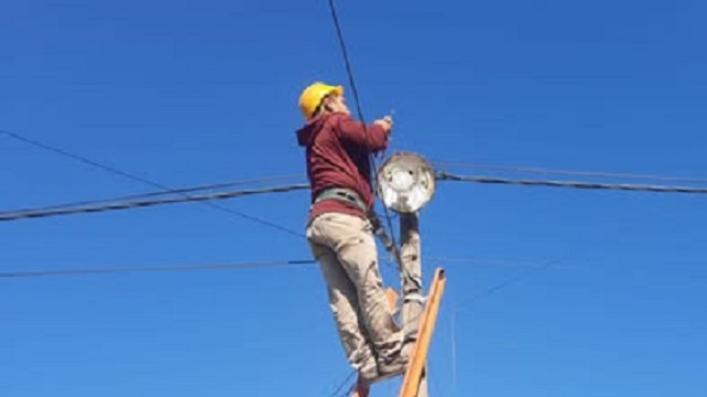 El Municipio de Villa Angela continúa con los trabajos de mejora del alumbrado público 