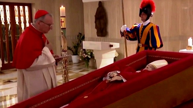 El Vaticano difundió las primeras imágenes del féretro del papa Francisco