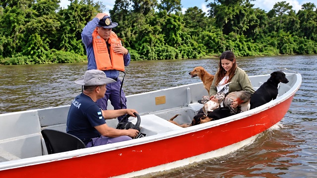 La Polic&iacute;a del Chaco asiste a Familias y rescata animales afectados por la crecida de los R&iacute;os  