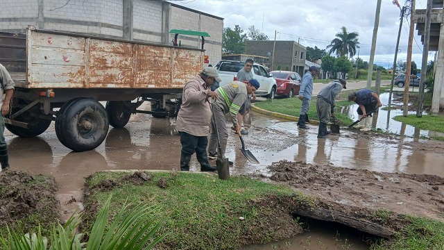 Villa Angela: Contin&uacute;a la limpieza de cunetas luego de intensas lluvias