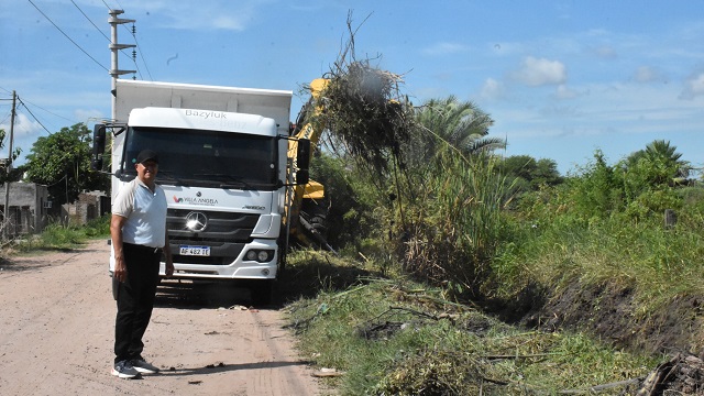 Villa Ángela: La Municipalidad realiza trabajos de limpieza y canalización en la calle Josefa Rosello