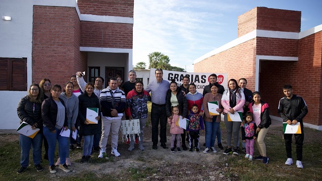 Soluciones Habitacionales: El Gobernador entregó 14 viviendas populares a familias de la Chacra 215
