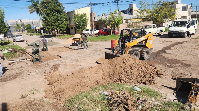 Villa Ángela: El Municipio avanza en nuevas obras de bacheo, reparación de alcantarilla, perfilado y relleno de calles