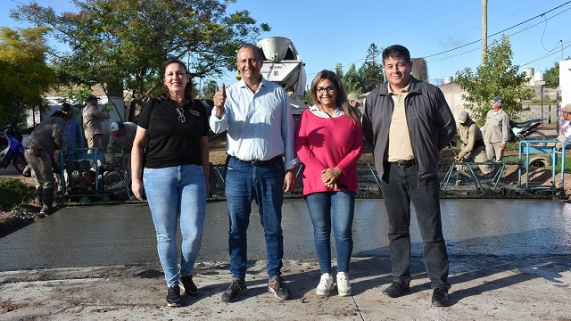 Se realizó el vertido de hormigón en la segunda cuadra de pavimento sobre calle Tucumán 