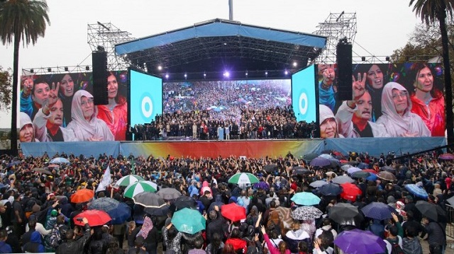 Sin definición de candidaturas, Cristina Kirchner colmó la Plaza de Mayo y pidió renovar el pacto democrático