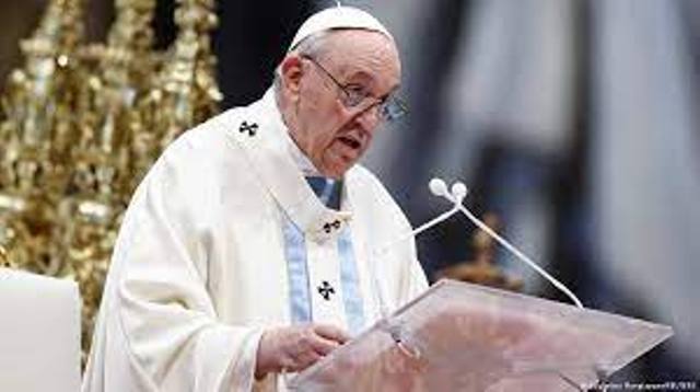 El Papa pidió a los padres de hijos “con orientaciones sexuales diferentes” que los acompañen y no los condenen