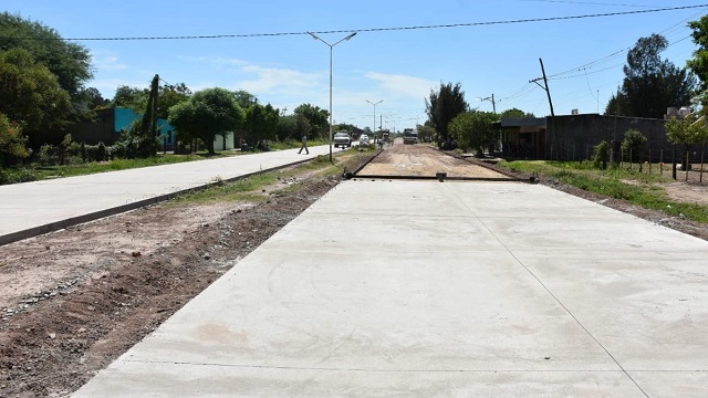El Intendente Papp valoró la calidad y celeridad de la obra de pavimento del barrio Sargento Cabral 