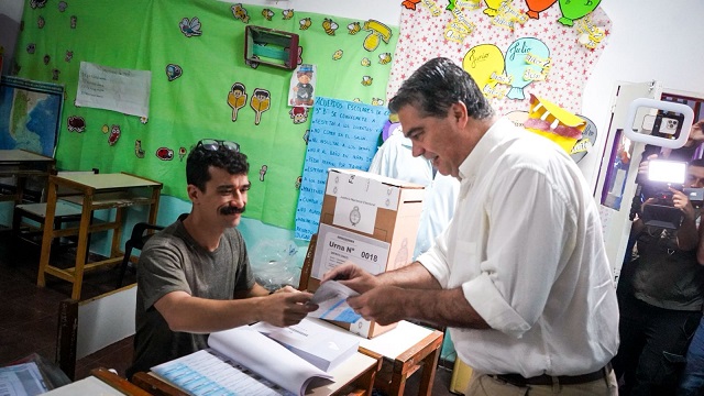 Votó Capitanich: “Esperamos una jornada cívica ejemplar en la que la ciudadanía exprese su voluntad”