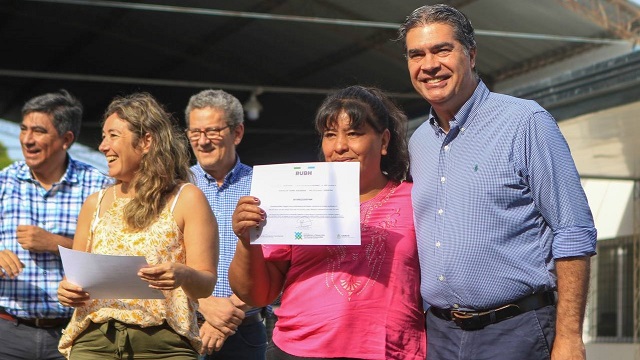 Colonia Tacuarí: Capitanich habilitó Obra Educativa y entregó Certificados de regularización Dominial  