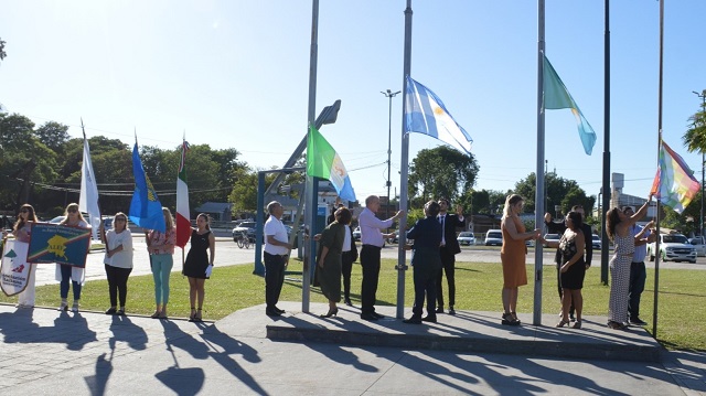 En el Domo del Centenario: Del Río asistió al izamiento de banderas en inicio de actividades por 146º aniversario de Resistencia