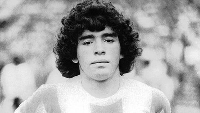 “¡Maradona, Maradona! Venga, va a entrar por Luque”, le dijo Menotti y Diego debutó en la Selección