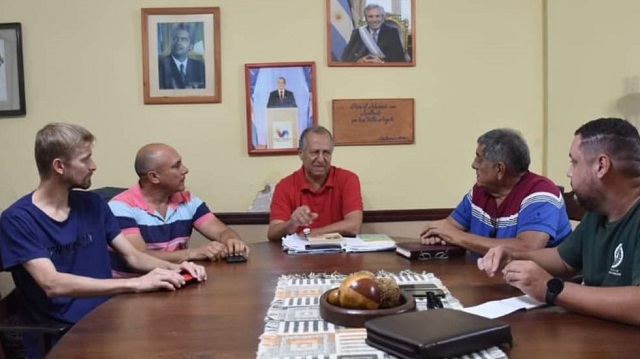 El Intendente Adalberto Papp recibió a miembros del Aeroclub de Villa Ángela 