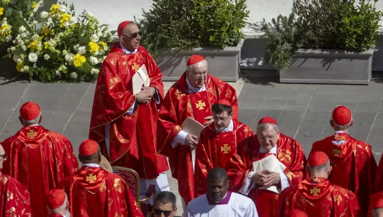 Cardenales rindieron homenaje a Francisco y se preparan para un Cónclave colmado de intriga
