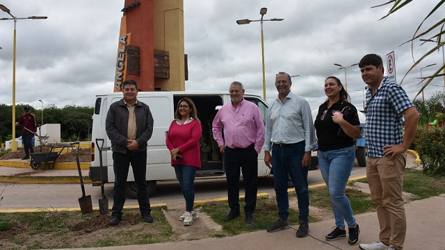 El Municipio avanza con la reposición de plantas florales en distintos puntos de la ciudad 