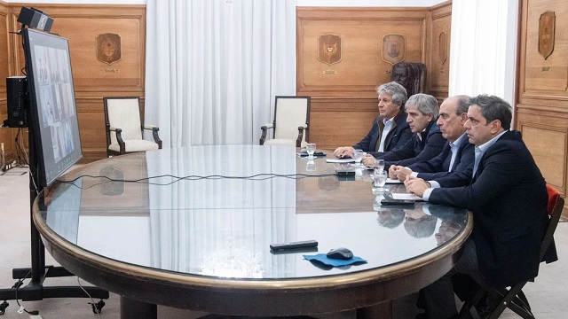 Francos y Caputo mantuvieron un Zoom con gobernadores para sumarlos al plan del "dólar colchón"