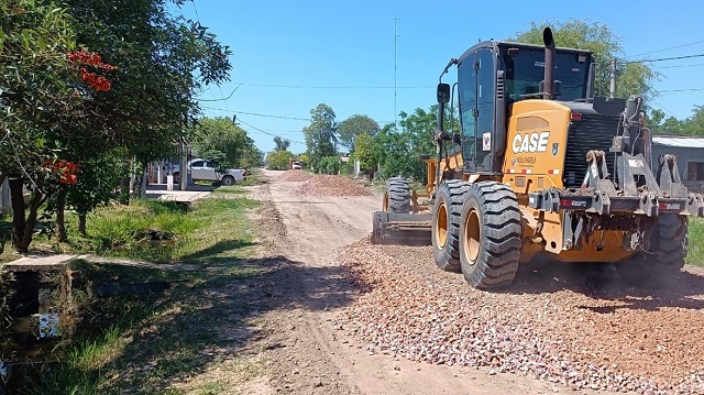 Villa Ángela: El Municipio continúa con los trabajos de ripiado y cuneteo 