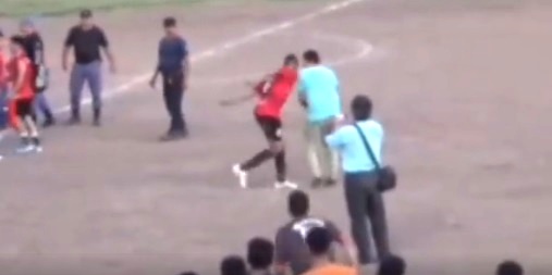 Liga Saenzpeñense - Cobarde agresión de un jugador a un Colega queda registrado en video