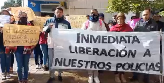 Caso Bravo: familiares de los policías detenidos se manifestaron afuera de la Cámara Criminal de Villa Ángela