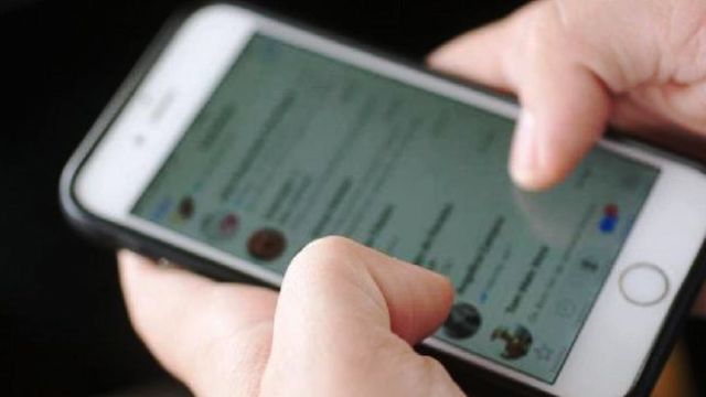 Horror: una mujer descubrió en el celular de su novio videos de cómo violaba a su hija