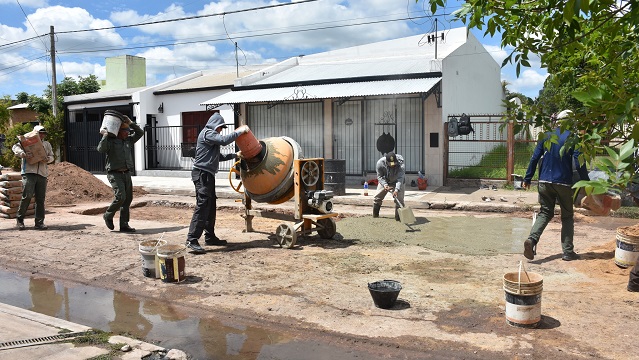 Villa Ángela: El Municipio continúa con las obras de bacheo en la ciudad 