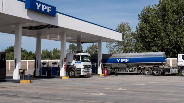 Confirmado: Desde el 1 de mayo, YPF bajará el precio de los combustibles
