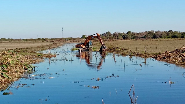 Zona Rural de Plaza: El Gobierno Provincial avanza con Obras de drenaje en el Centro Chaqueño
