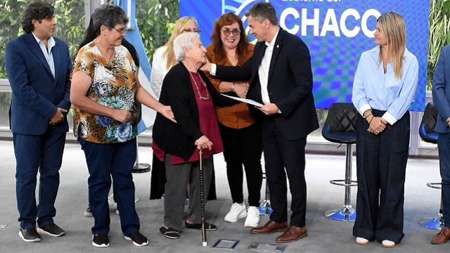 Se entregaron T&iacute;tulos de Propiedad: &ldquo;Las Tierras vuelven a manos de los que realmente trabajan&rdquo; dijo el Gobernador Zdero