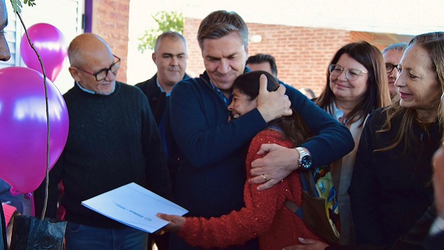 Plan Viviendas Ñachec: El Gobernador Zdero entregó las primeras casas a familias de Río Muerto 