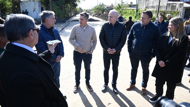 Resistencia: El Gobernador Zdero constató el avance de pavimentación de la calle Cocomarola 