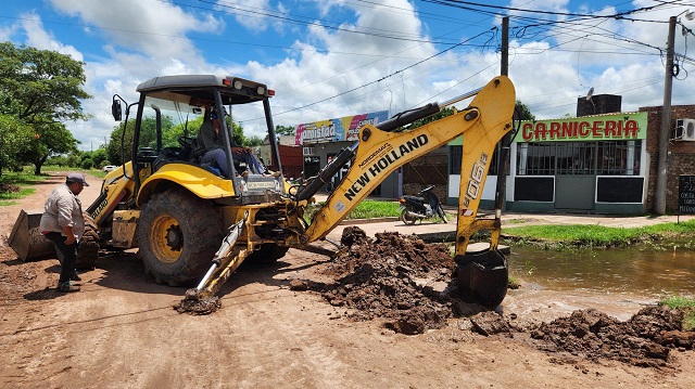 LOS EQUIPOS DE TRABAJO DEL MUNICIPIO CONTIN&Uacute;AN CON LOS TRABAJOS DE LIMPIEZA DE CUNETAS Y ALCANTARILLAS 