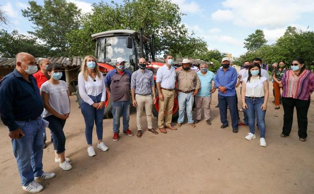 Desarrollo Rural: Capitanich entregó tractores y equipamiento a 669 familias de cinco consorcios  