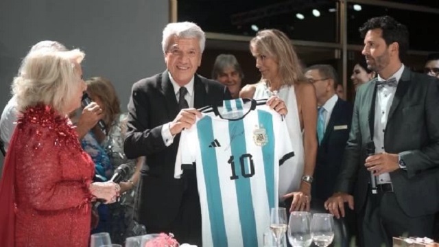 Mirtha Legrand subastó la camiseta autografiada por Messi y recaudó más de 11 millones de pesos