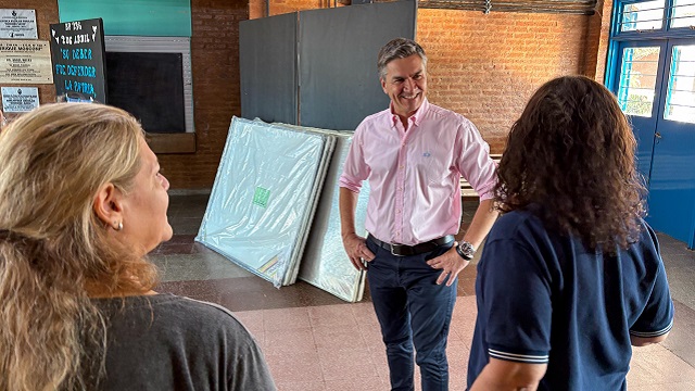 M&aacute;s recursos para las Aulas: El Gobernador Zdero entreg&oacute; elementos a Instituciones Educativas  