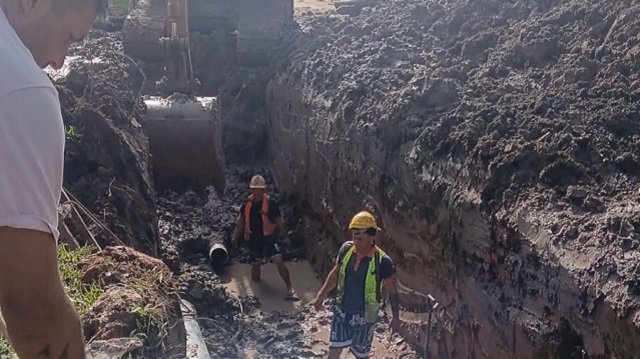 Quitilipi: SAMEEP recambia un colector cloacal clave para mejorar el servicio en el centro de la ciudad 