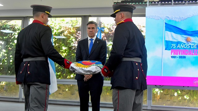 75 Años de Provincialización: Zdero recibió la Bandera de La Libertad Civil y llamó a construir “El Chaco de Oportunidades”