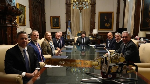 Tras la derrota en la elección bonaerene, Milei y Caputo se reunieron con el presidente del BID