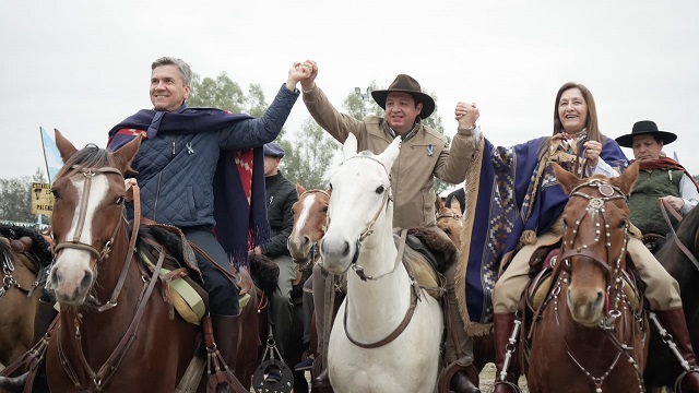 Santa Sylvina: El Gobernador Zdero acompa&ntilde;&oacute; la 10&ordf; Fiesta Regional del Locro y la Argentinidad y ratific&oacute; su apoyo a las Tradiciones Chaque&ntilde;as 