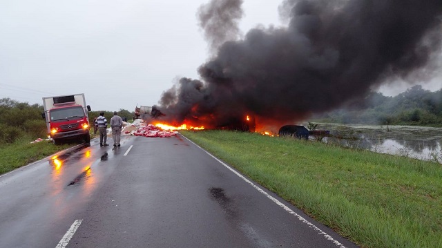 Tragedia en Ruta 4: Choque de Camiones e Incendio Cobra una Vida en Villa Berthet