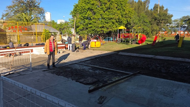 Colaboraci&oacute;n Institucional: El Municipio realiza la ampliaci&oacute;n de un play&oacute;n en el Jard&iacute;n de Infantes N&deg; 15 