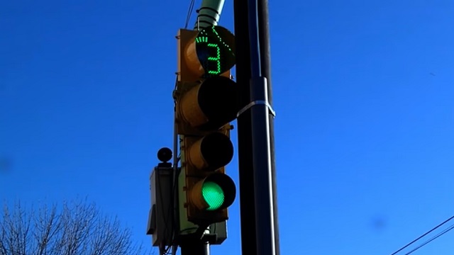 C&oacute;mo funciona el primer sem&aacute;foro con inteligencia artificial instalado en una ciudad argentina