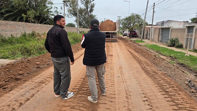 Buyatti recorri&oacute; obras de ripio y confirm&oacute; gestiones por viviendas y reparaciones de SAMEEP