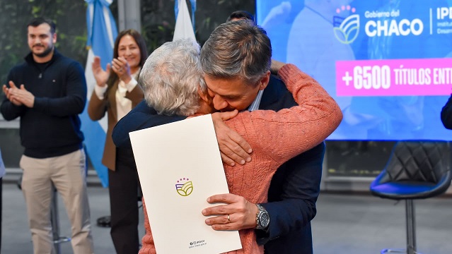 El Gobernador Zdero entreg&oacute; 50 T&iacute;tulos de Propiedad a familias de Resistencia que esperaron mas de 45 A&ntilde;os