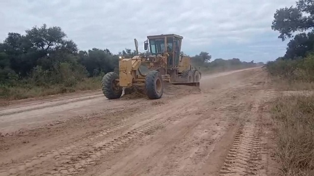 Vialidad Provincial ejecuta trabajos de mejoramiento sobre la Ruta Provincial N&ordm; 9 en el Impenetrable Chaque&ntilde;o 