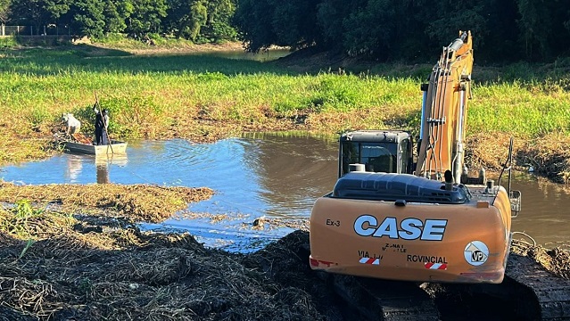 Operativo de limpieza en el R&iacute;o Negro frente al Club Regatas Resistencia  