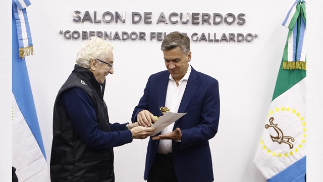 Bienal 2026: Zdero recibió a Juan Carlos Pullarols, quien donó la "Rosa de la Paz" para impulsar la restauración de Bosques Nativos
