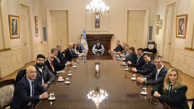 Milei volvi&oacute; a Rosada despu&eacute;s de 24 d&iacute;as para reunir al Gabinete: eje en la morosidad y el rumbo econ&oacute;mico